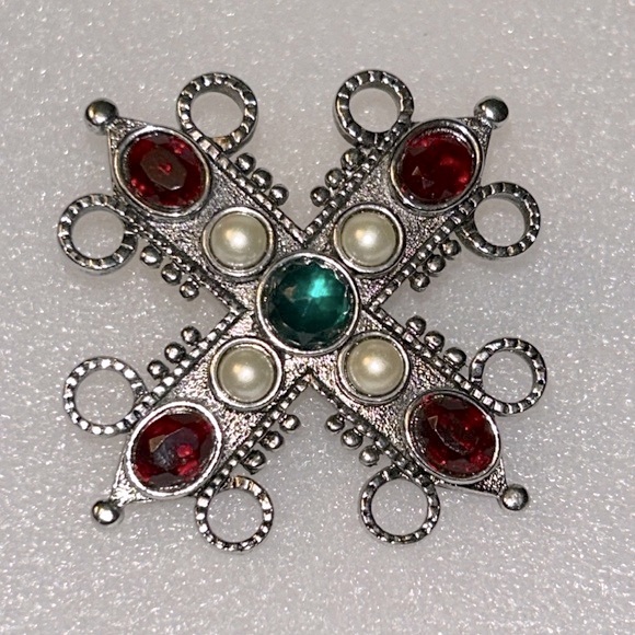 Vintage Silver Tone Brooch with pearls, green,red stones roll over  clasp 3"X3" - Picture 1 of 11